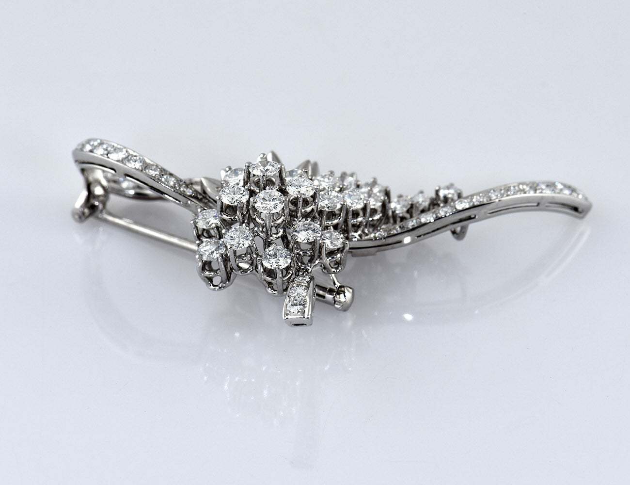 Diamant Brosche 750/000 18 K Weißgold 61 Diamanten zus. 3,31 ct