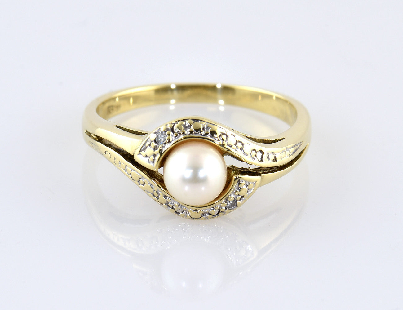 Akoya pearl diamond ring 333/000 8 K yellow gold, 2 diamonds total 0.02 ct