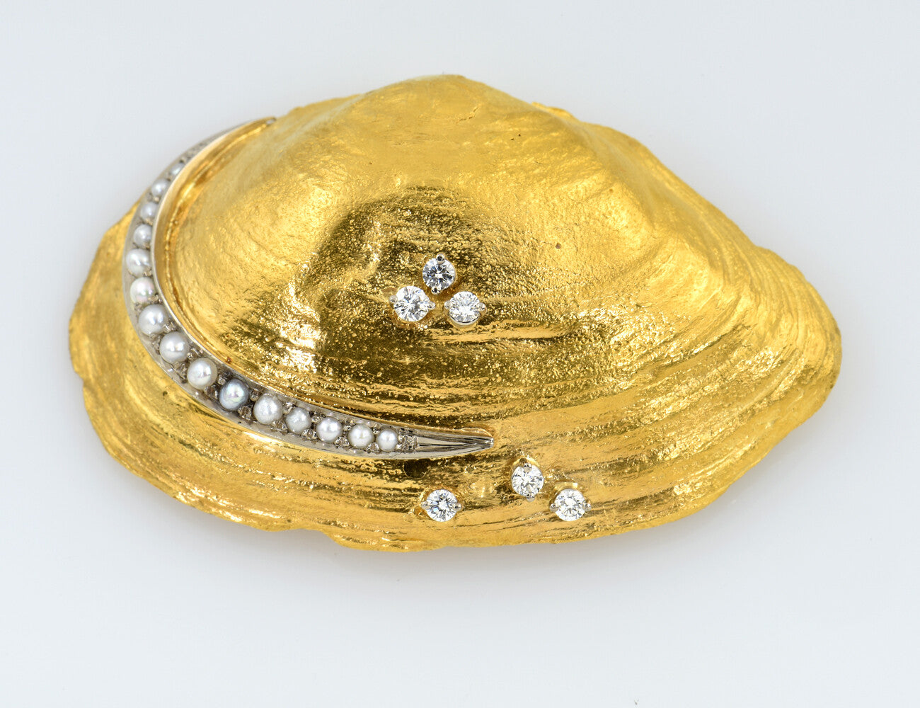 Brosche Muschel 994/000 Gelbgold, 15 Perlen, 6 Brillanten zus. 0,25 ct