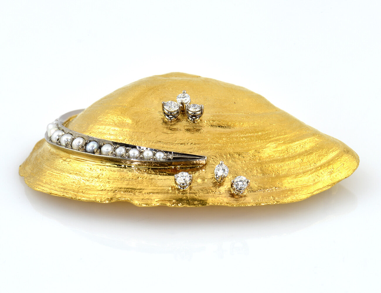 Brosche Muschel 994/000 Gelbgold, 15 Perlen, 6 Brillanten zus. 0,25 ct