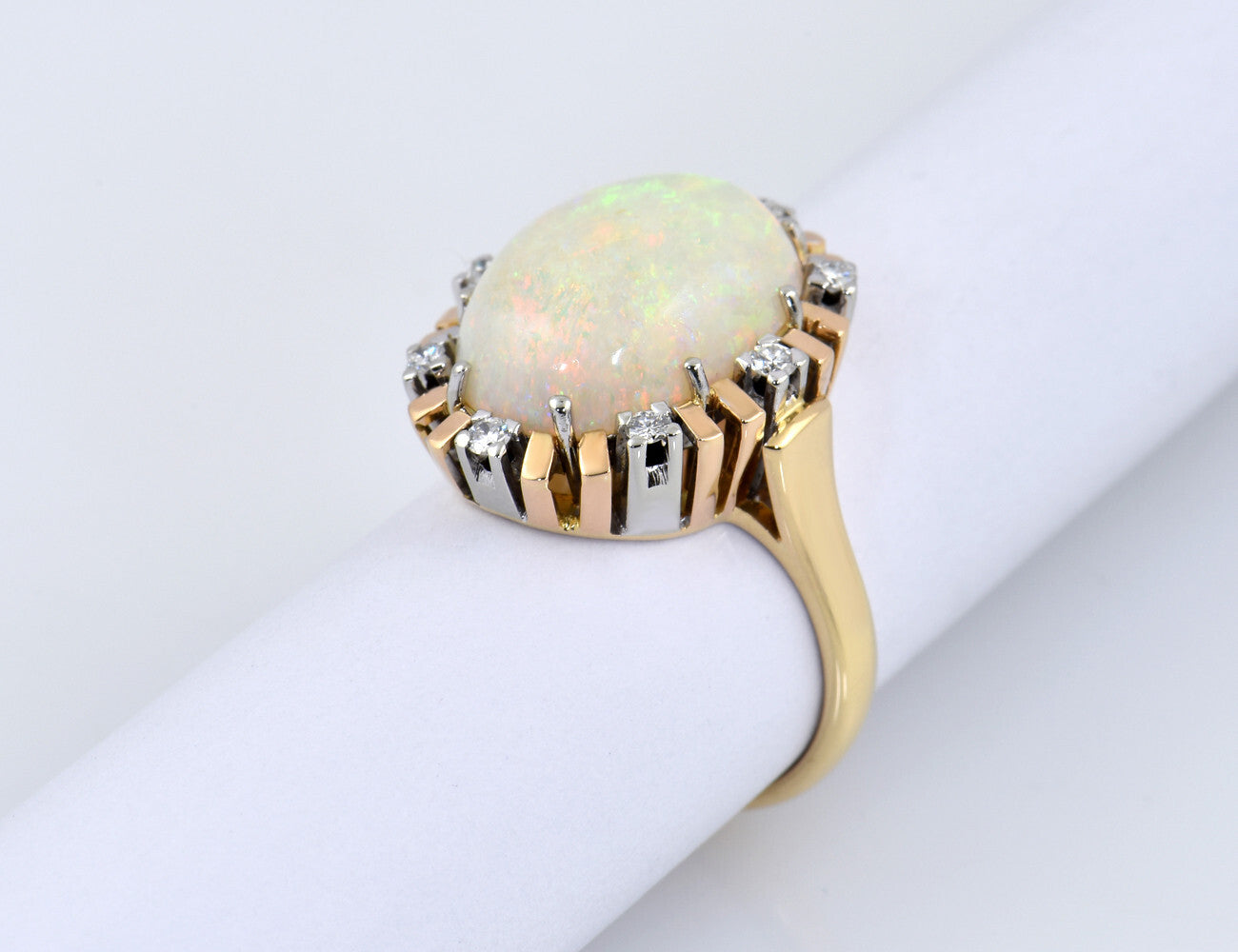 Opal Ring 750/000 18 K Gelbgold, 8 Brillanten zus. 0,24 ct