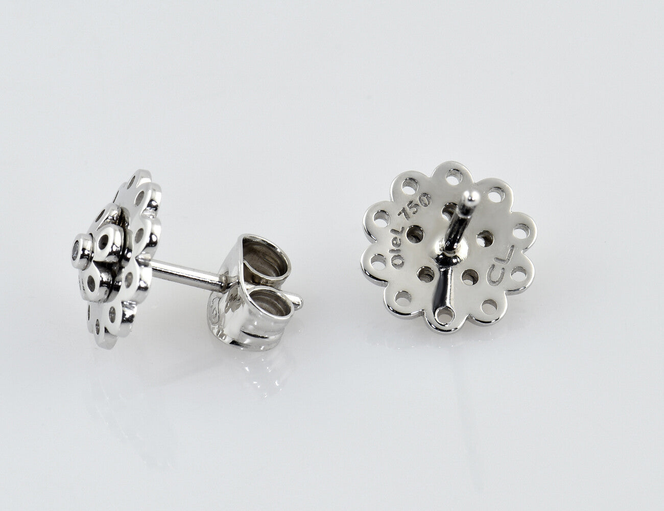 Ole Lynggaard ear studs 750/000 18 K white gold, 2 diamonds total 0.02 ct