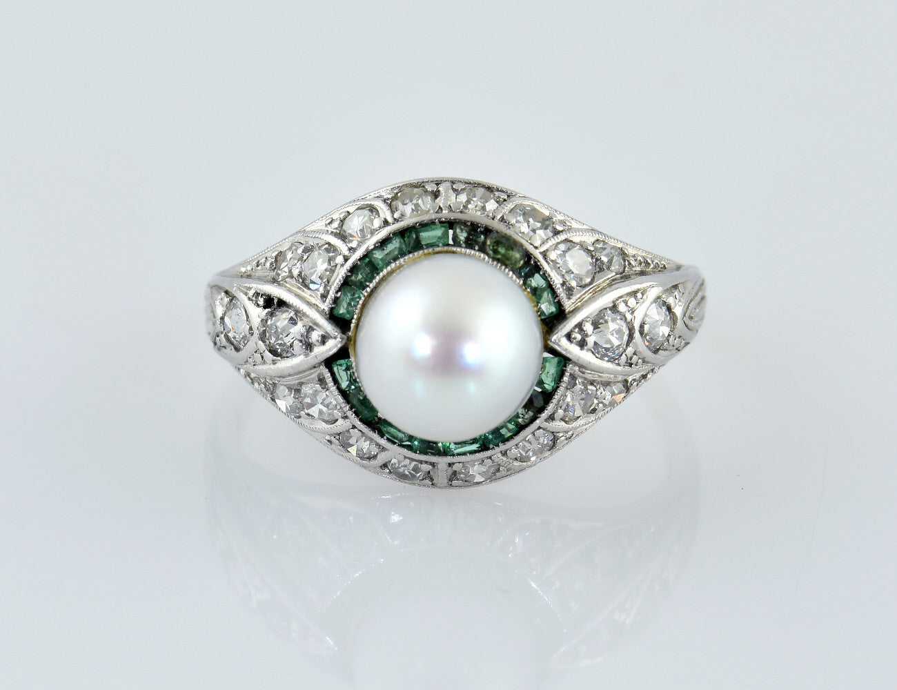 Ring Smaragd Akoyaperle  585/000 14 K Weißgold 20 Diamanten zus. ca. 0,25 ct