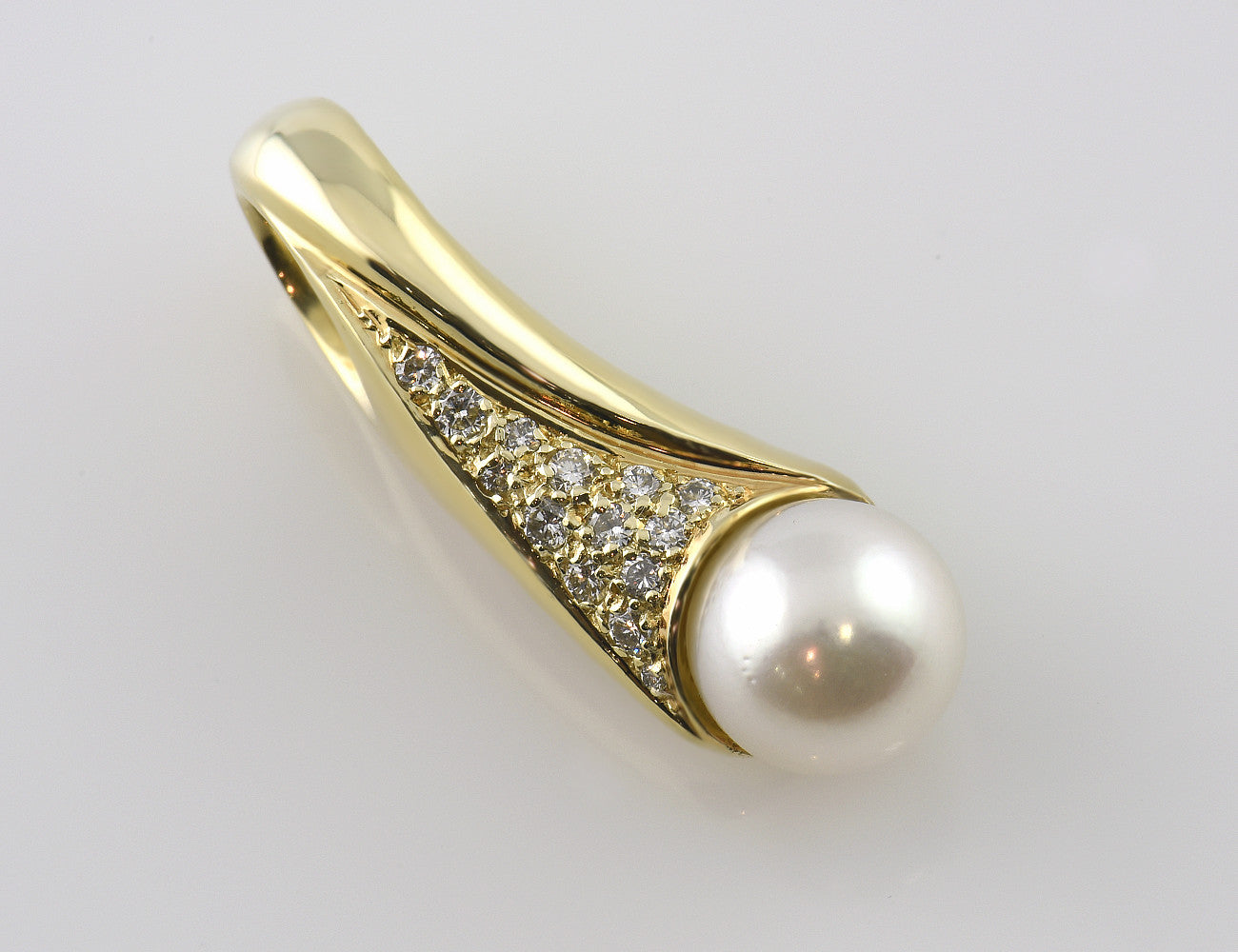 Anhänger Akoyaperle 585 14 K Gelbgold 14 Diamanten zus. 0,16 ct