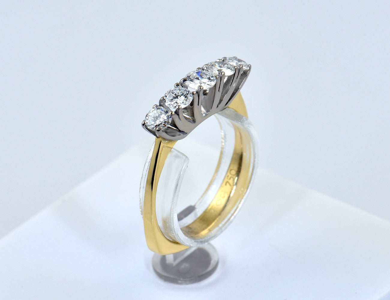 Diamant Ring 750/000 18 K Gelb-/ Weißgold 5 Brillanten zus. 0,62 ct