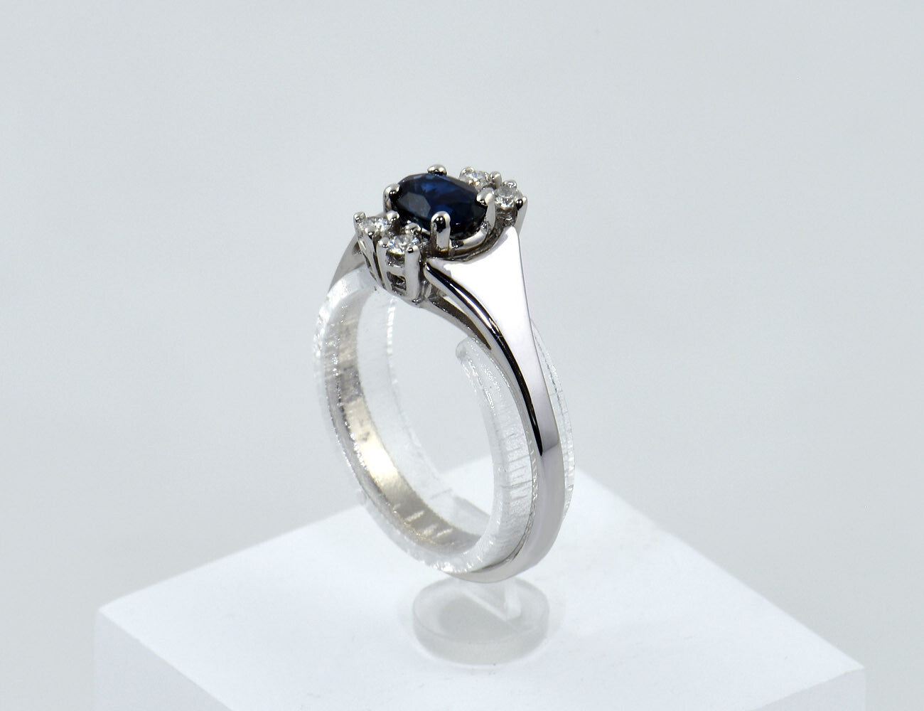 Saphir Diamant Ring 585/000 14 K Weißgold 4 Brillanten zus. 0,07 ct