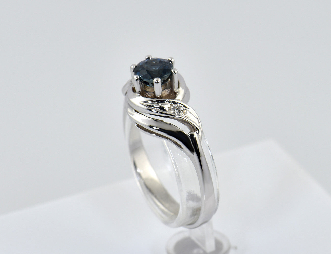 Saphir Diamant Ring 585/000 14 K Weißgold 2 Diamanten zus. 0,03 ct