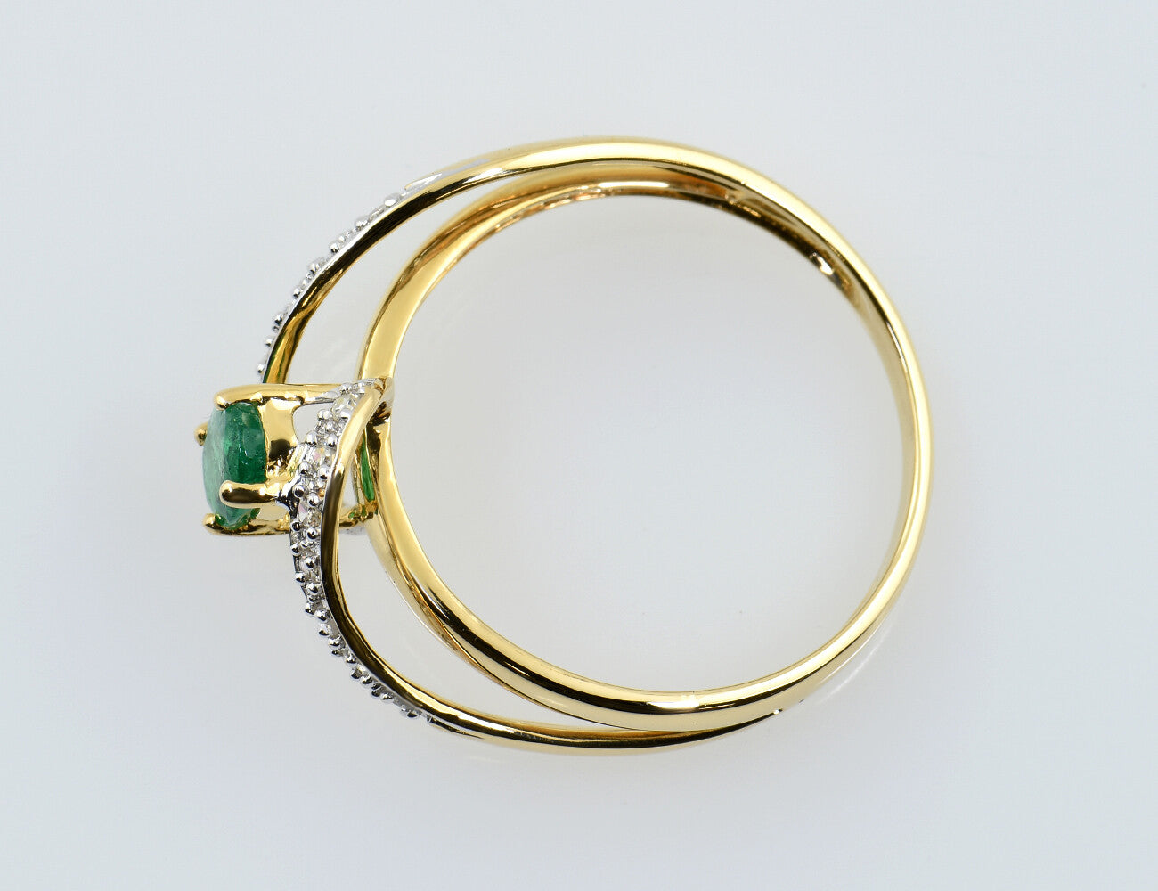 Smaragd Ring 750/000 Gelbgold, 14 Diamanten zus. 0,14 ct