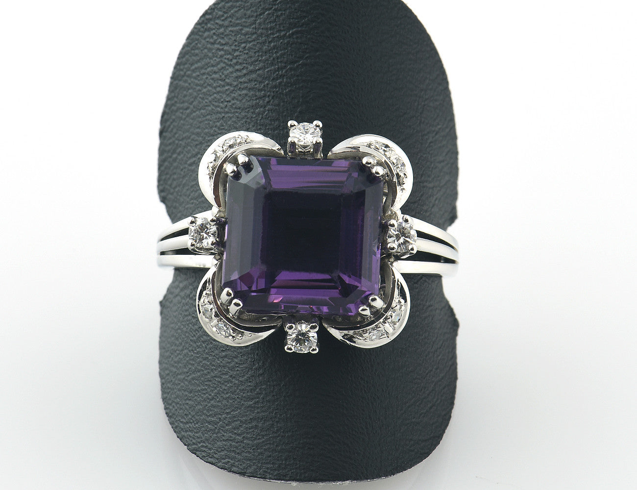 Amethyst Diamantring 585 14 K Weißgold 12 Brillanten zus. 0,20 ct
