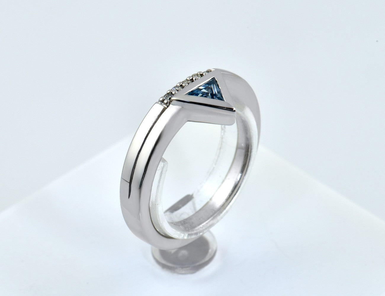 Ring Aquamarin Diamant 585/000 14 K Weißgold 5 Brillanten zus. 0,05 ct