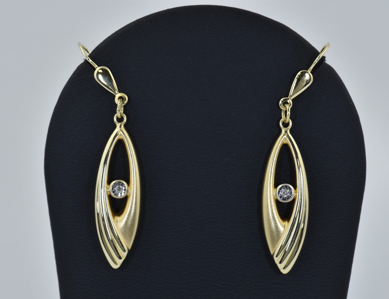 Ohrringe Hänger 585/000 14 K Gelbgold, 2 Brillanten zus. 0,02 ct