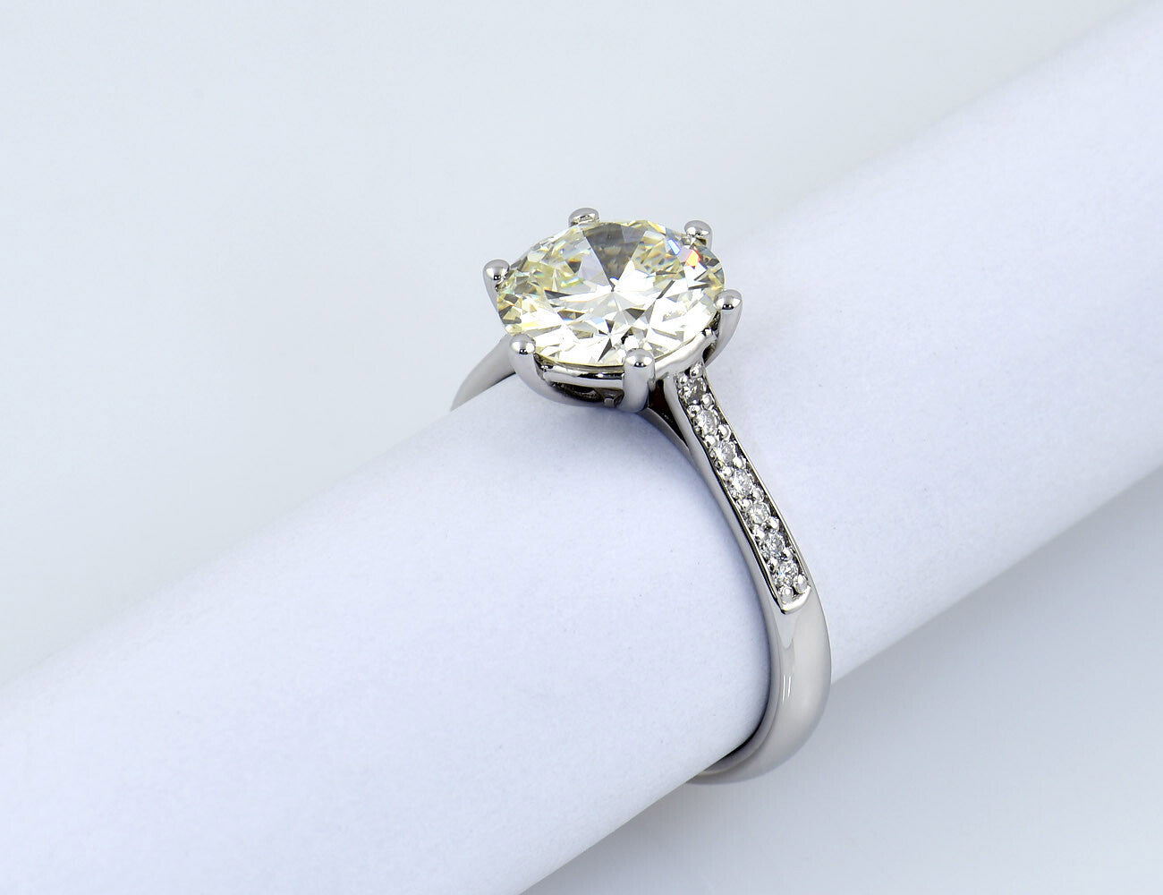 Solitär Ring 585/000 14 K Weißgold 15 Brillanten zus. 3,21 ct Wert 40.000€