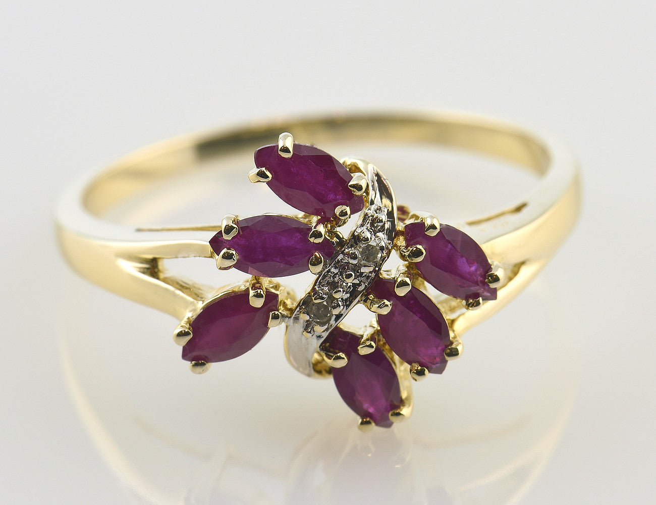 Rubin Diamant Ring 585 14 K Gelbgold 2 Diamanten zus. 0,01 ct