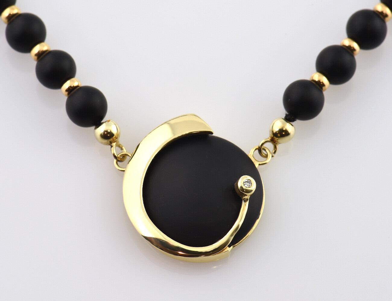 Onyx Kette mit Anhänger 585/000 14 K Gelbgold, Diamant 0,02 ct, 43 cm lang