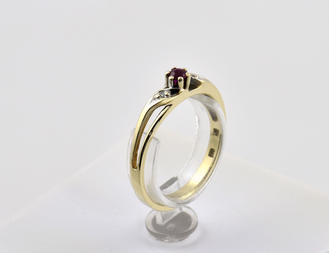 Rubin Diamant Ring 585/000 14 K Gelbgold 2 Diamanten zus. 0,01 ct