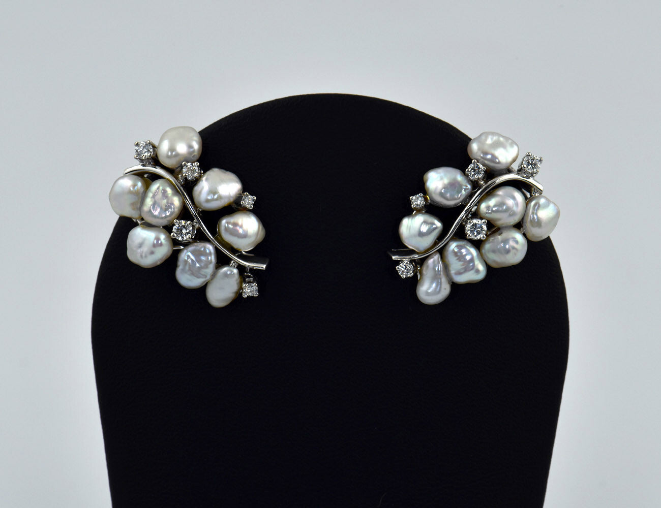 Earrings Biwa pearl 750/000 18 K white gold ear studs 8 diamonds total 0.48 ct