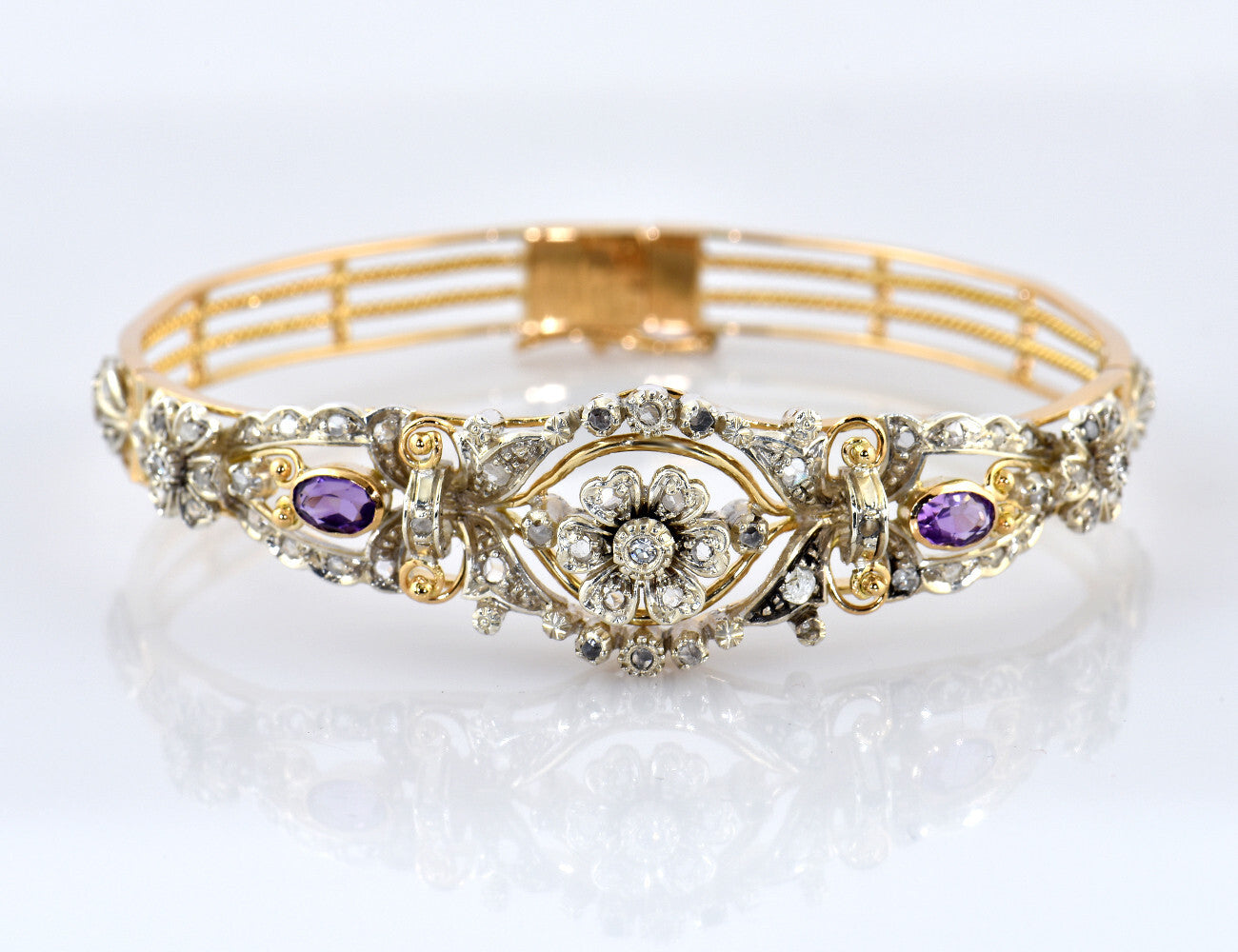 Armreif 750/000 Gelbgold und 925/000 Silber, 59 Diamanten zus. 0,75 ct, Amethyst