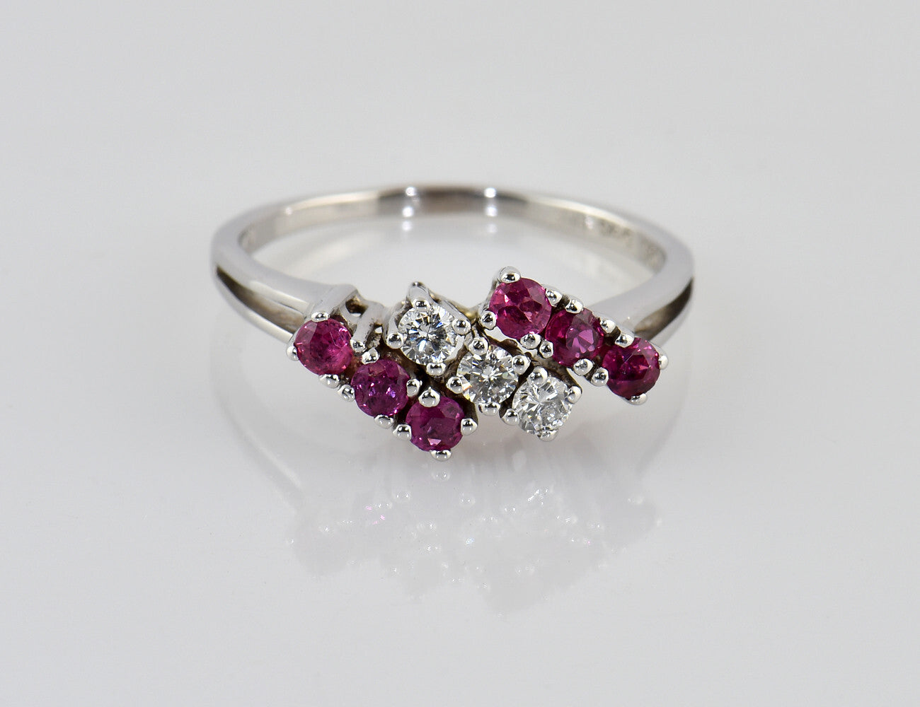 Rubin Diamant Ring 585/000 14 K Weißgold 3 Brillanten zus. 0,15 ct
