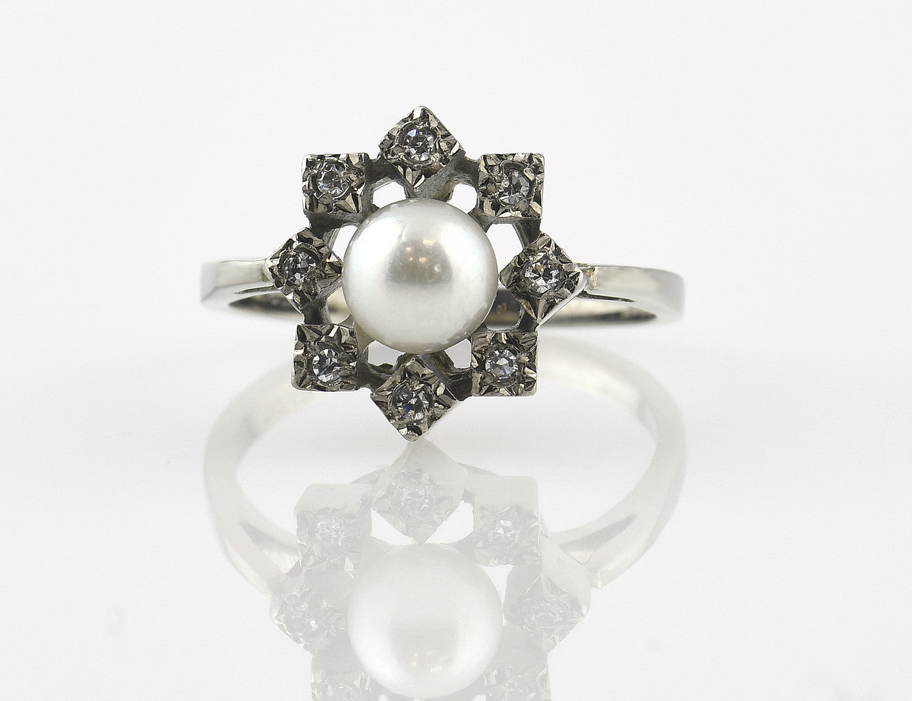 Akoya pearl ring 585/000 14 K white gold 8 diamonds total 0.15 ct
