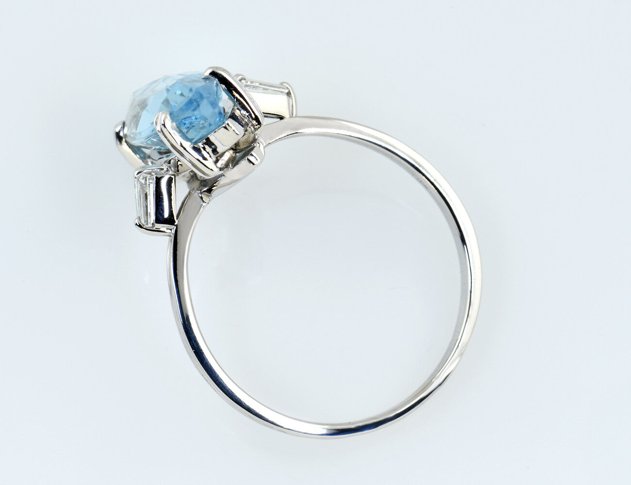 Topas Ring 750/000 18 K Weißgold, 2 Diamanten zus. 0,18 ct
