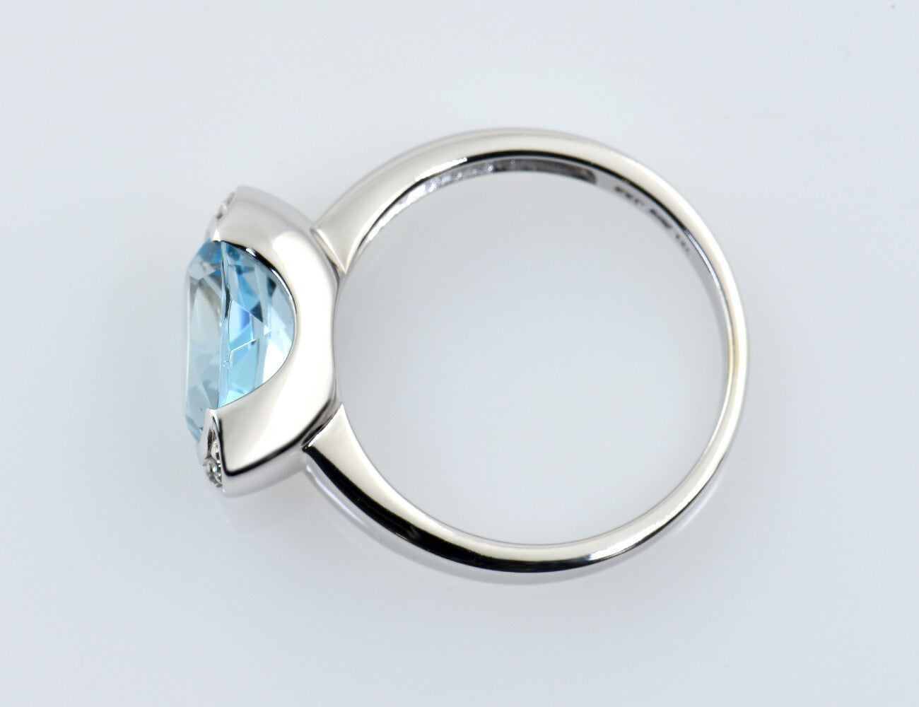 Topas Ring 585/000 14 K Weißgold, 6 Brillanten zus. 0,03 ct