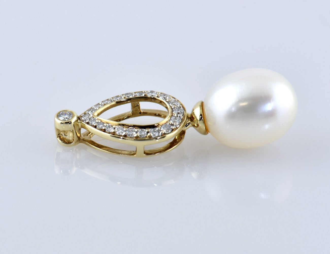 Anhänger Süßwasser Perle 333/000 8 K Gelbgold 21 Diamanten zus. 0,20 ct