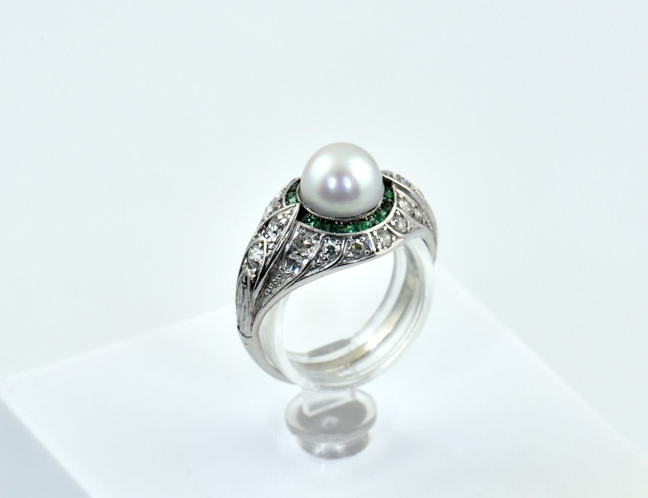 Ring emerald Akoya pearl 585/000 14 K white gold 20 diamonds total approx. 0.25 ct