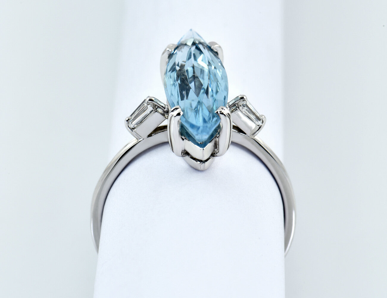 Topas Ring 750/000 18 K Weißgold, 2 Diamanten zus. 0,18 ct