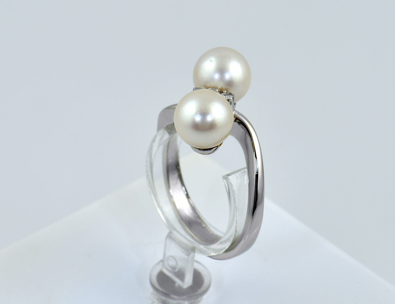 Akoya pearl ring 750/000 18 K white gold 3 diamonds total 0.03 ct