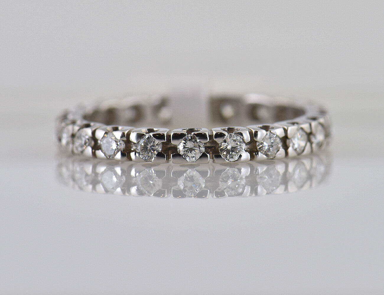 Diamant Ring Memory 750/000 18 K Weißgold 22 Brillanten zus. 0,65 ct