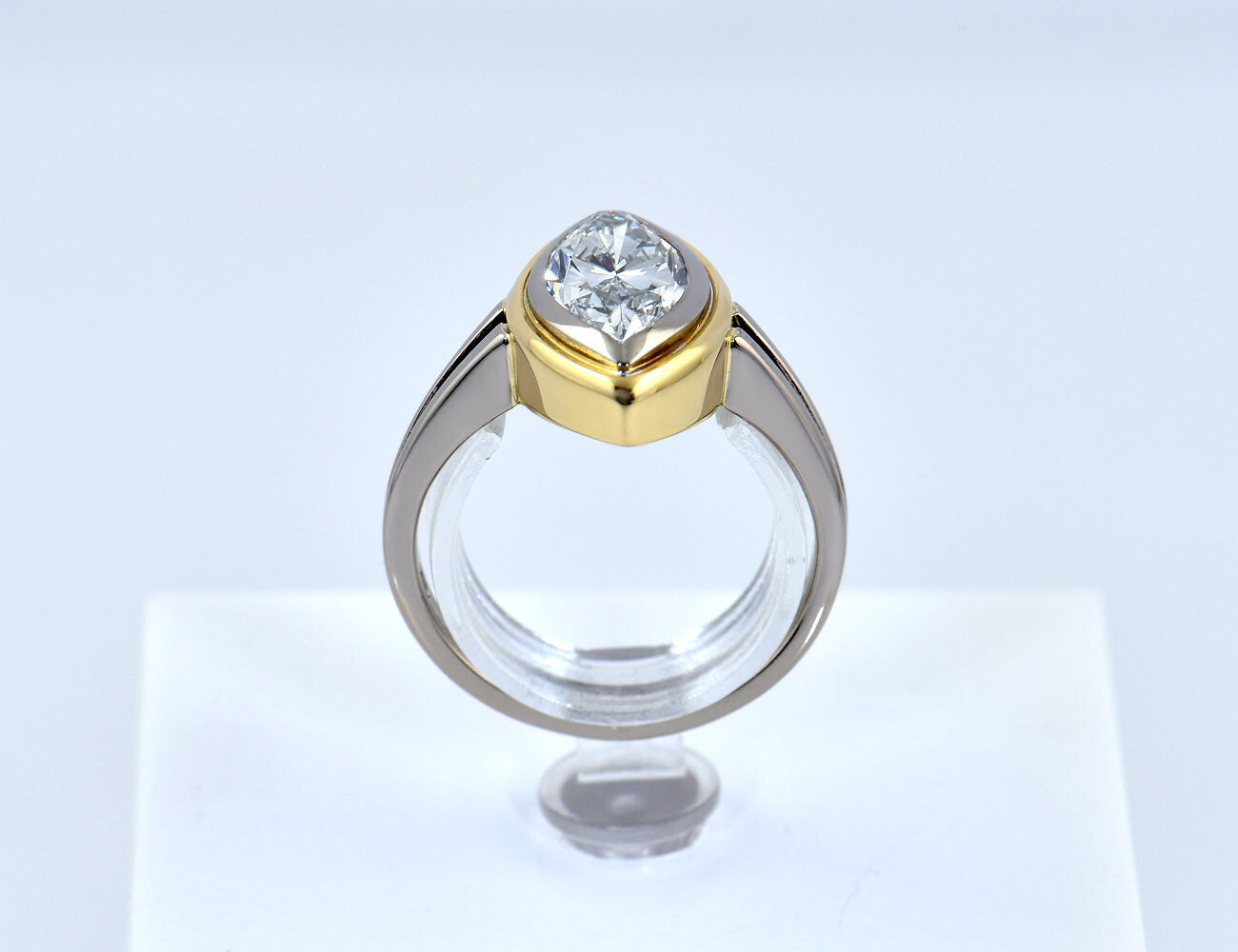 Diamant Solitär Ring 750/000 18 K Weiß-/ Gelbgold Diamant Navette 1,78 ct