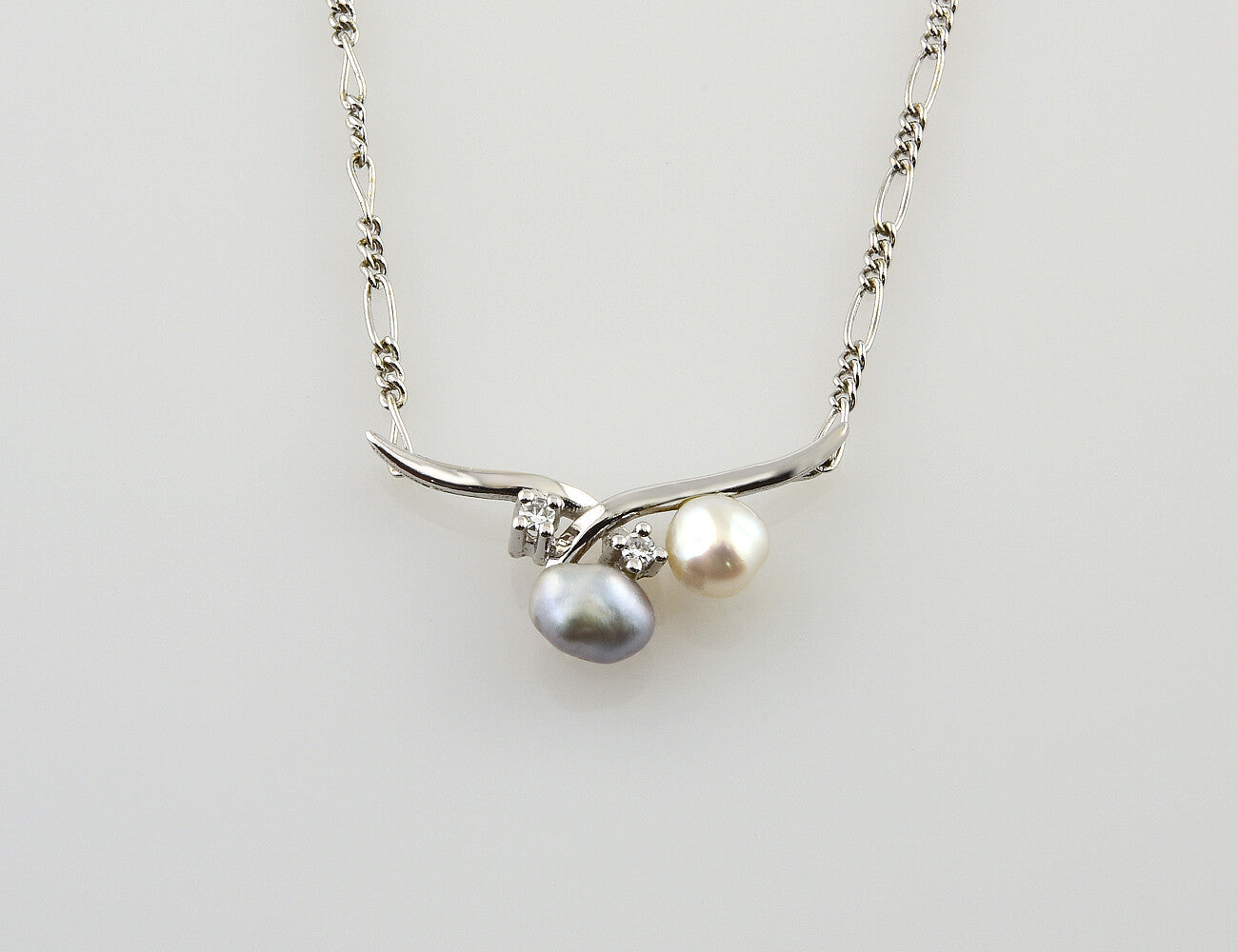 Kette 585/000 14 K Weißgold Collier, Zuchtperlen, 2 Diamanten zus. 0,05 ct