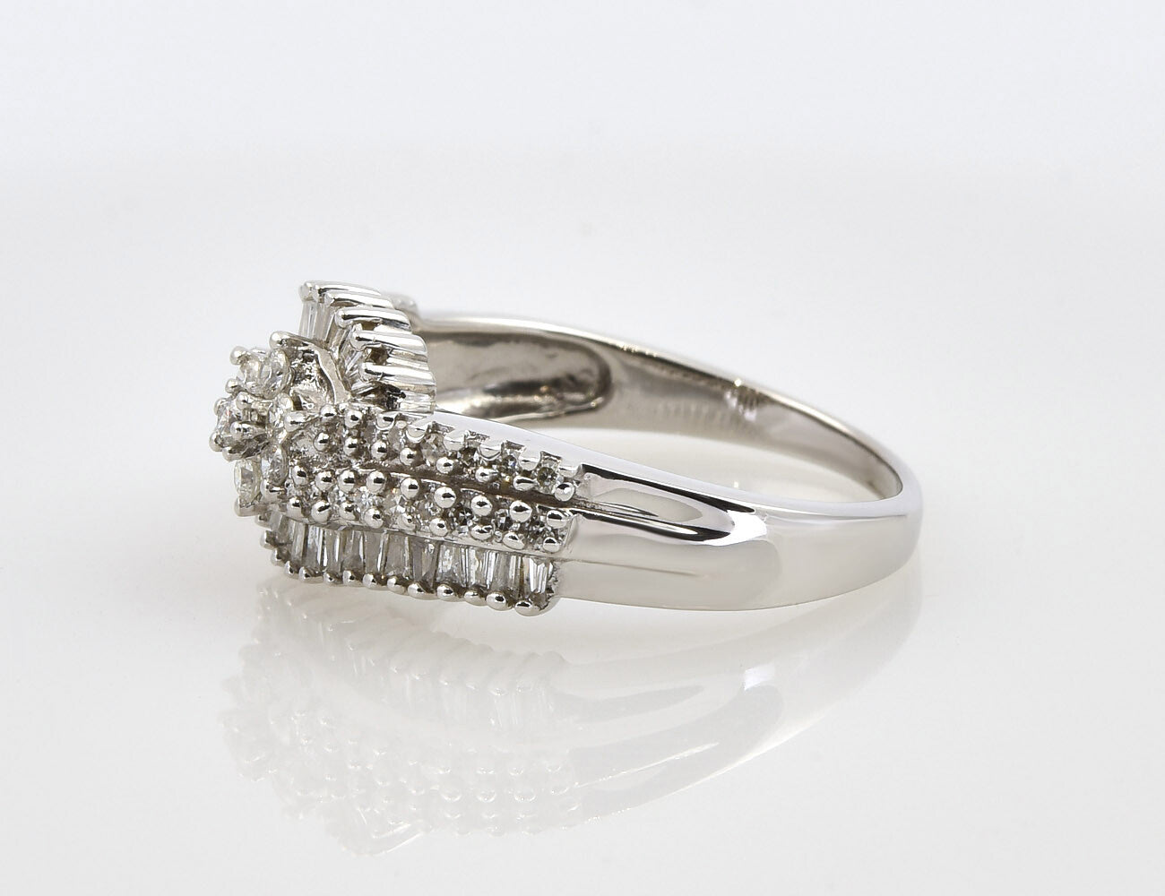 Diamant Ring 750/000 18 K Weißgold 67 Diamanten zus. 0,85 ct