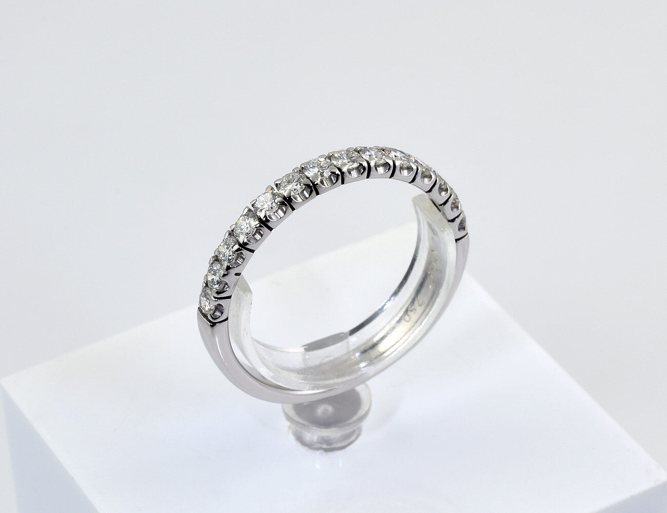 Memoire Diamant Ring 750/000 18 K Weißgold 14 Brillanten zus. 0,70 ct