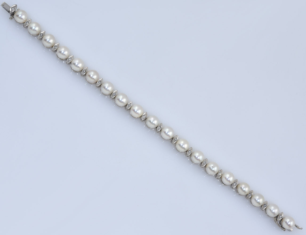 Perlen Armband 750/000 18 K Weißgold 19 Diamanten zus. 0,38 ct
