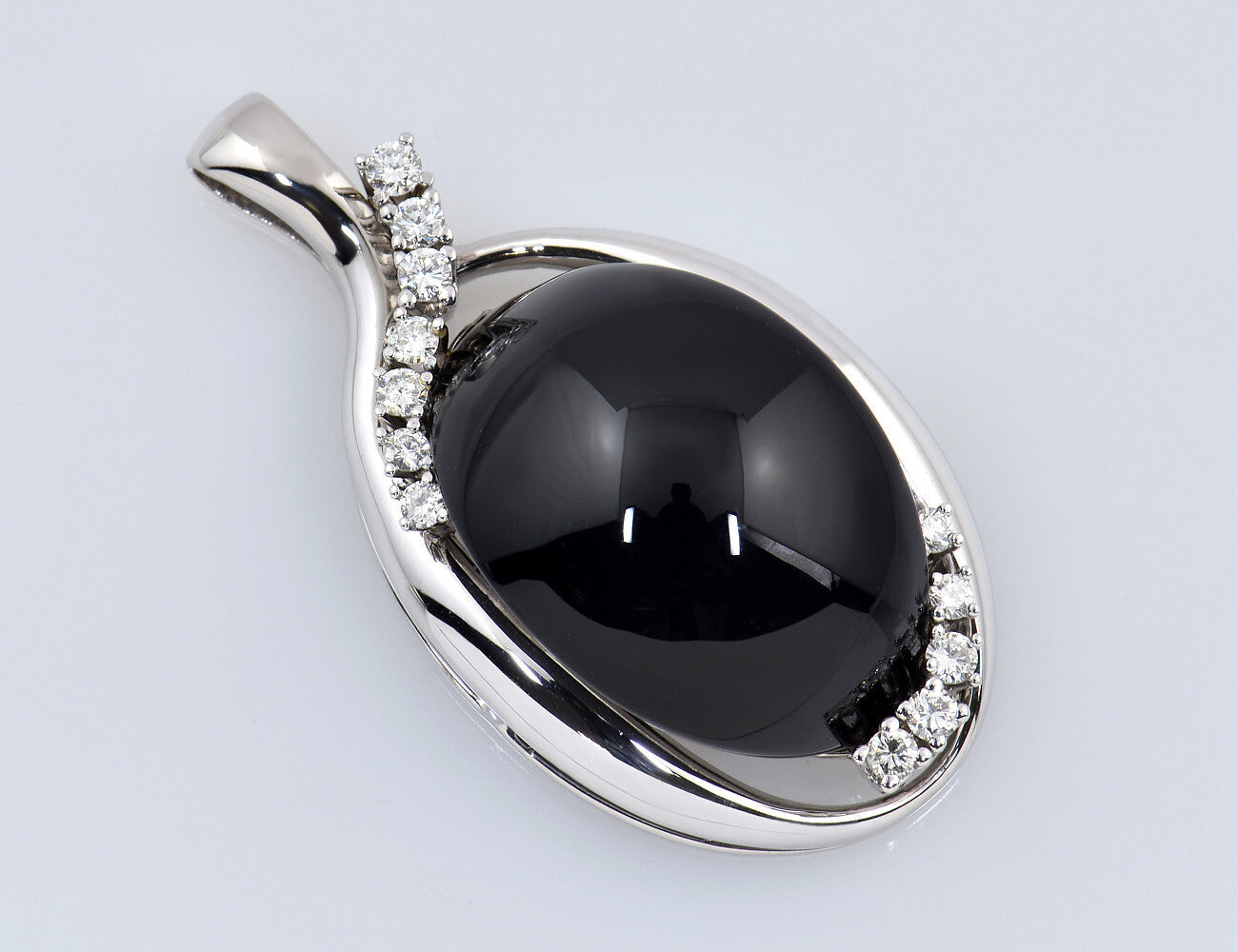 Anhänger 590/000 14 K Weißgold, Onyx und 12 Brillanten zus. 0,50 ct