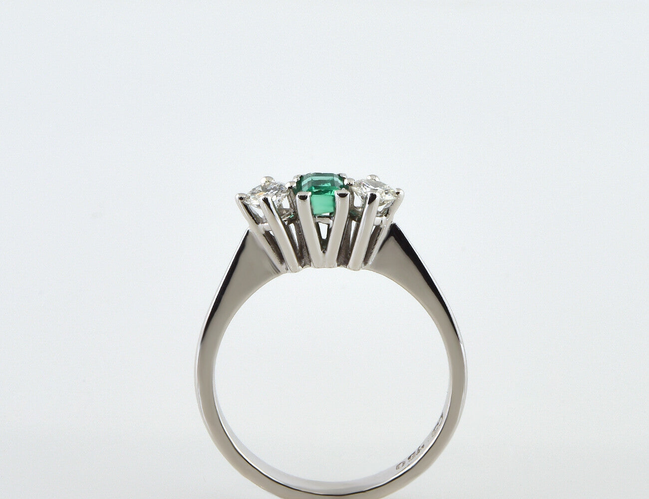 Ring Smaragd 750/000 18 K Weißgold 2 Brillanten zus. 0,30 ct