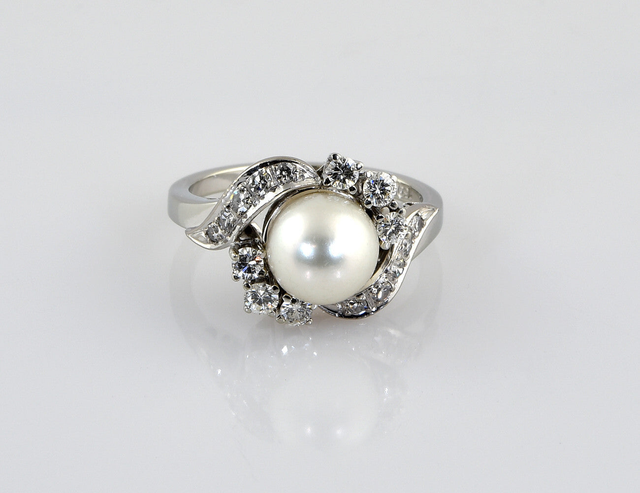 Akoya pearl ring 750/000 18 K white gold 16 diamonds total 0.58 ct