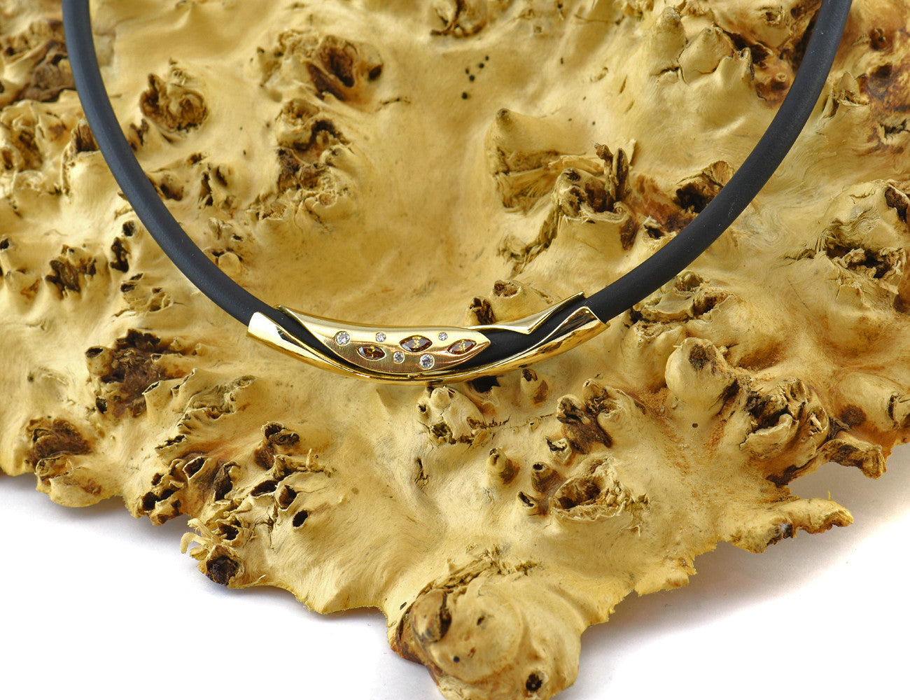 Kautschuck Kette 42 cm mit Zwischenteil 750 18 K Gelbgold 8 Dia. zus. 0,38 ct