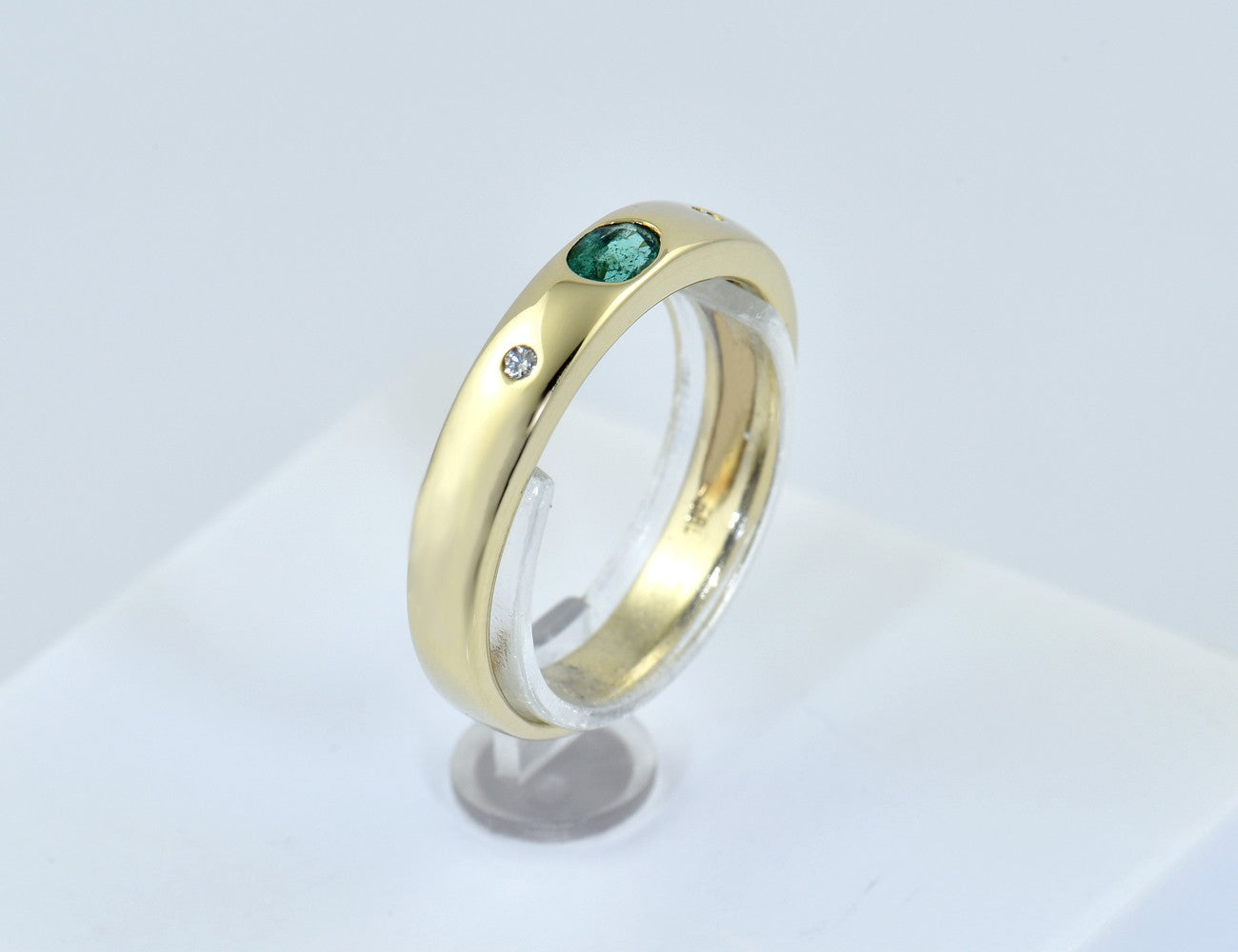 Ring Smaragd Diamant  585/000 14 K Gelbgold 2 Diamanten zus. 0,02 ct