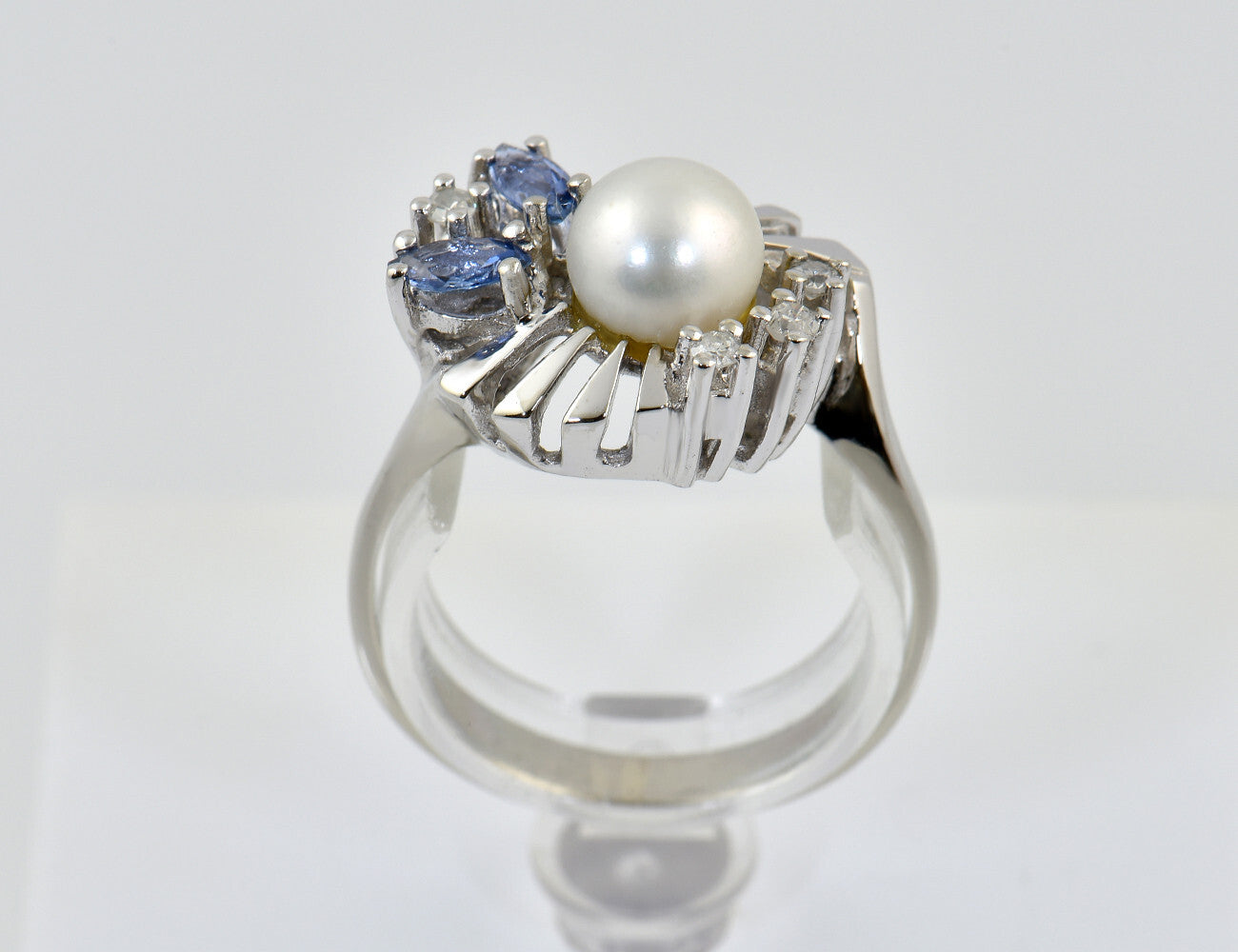 Ring Akoya pearl sapphire 585/000 14 K white gold 4 diamonds total 0.03 ct