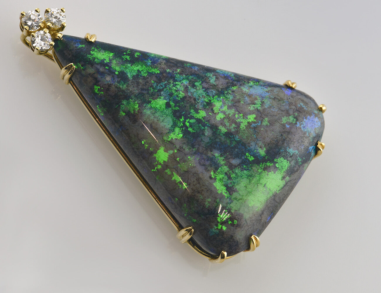 Anhänger Boulder Opal 750/000 18 K Gelbgold, 3 Brillanten zus. 0,52 ct