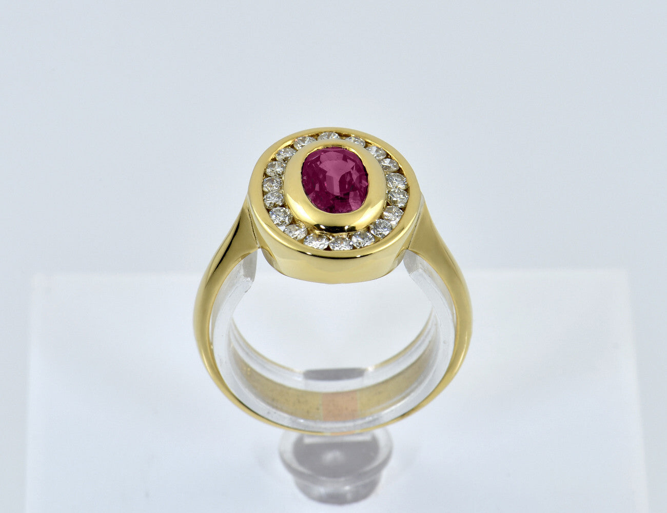 Rubin Diamant Ring 750/000 18 K Gelbgold 18 Brillanten insgesamt 0,35 ct