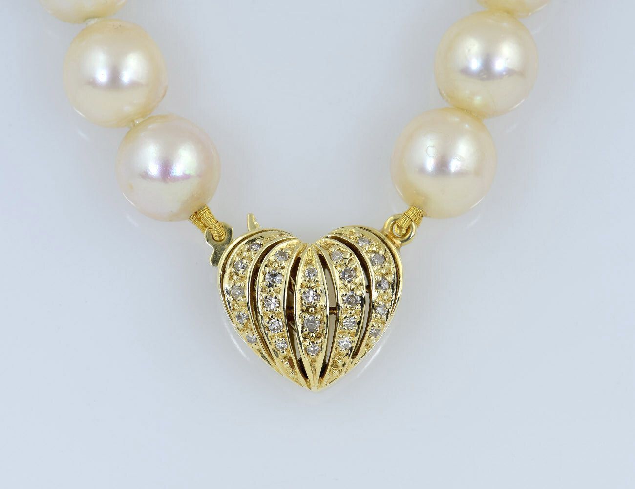 Akoyaperlenkette 585/000 14 K Gelbgoldschließe 24 Diamanten zus. 0,50 ct
