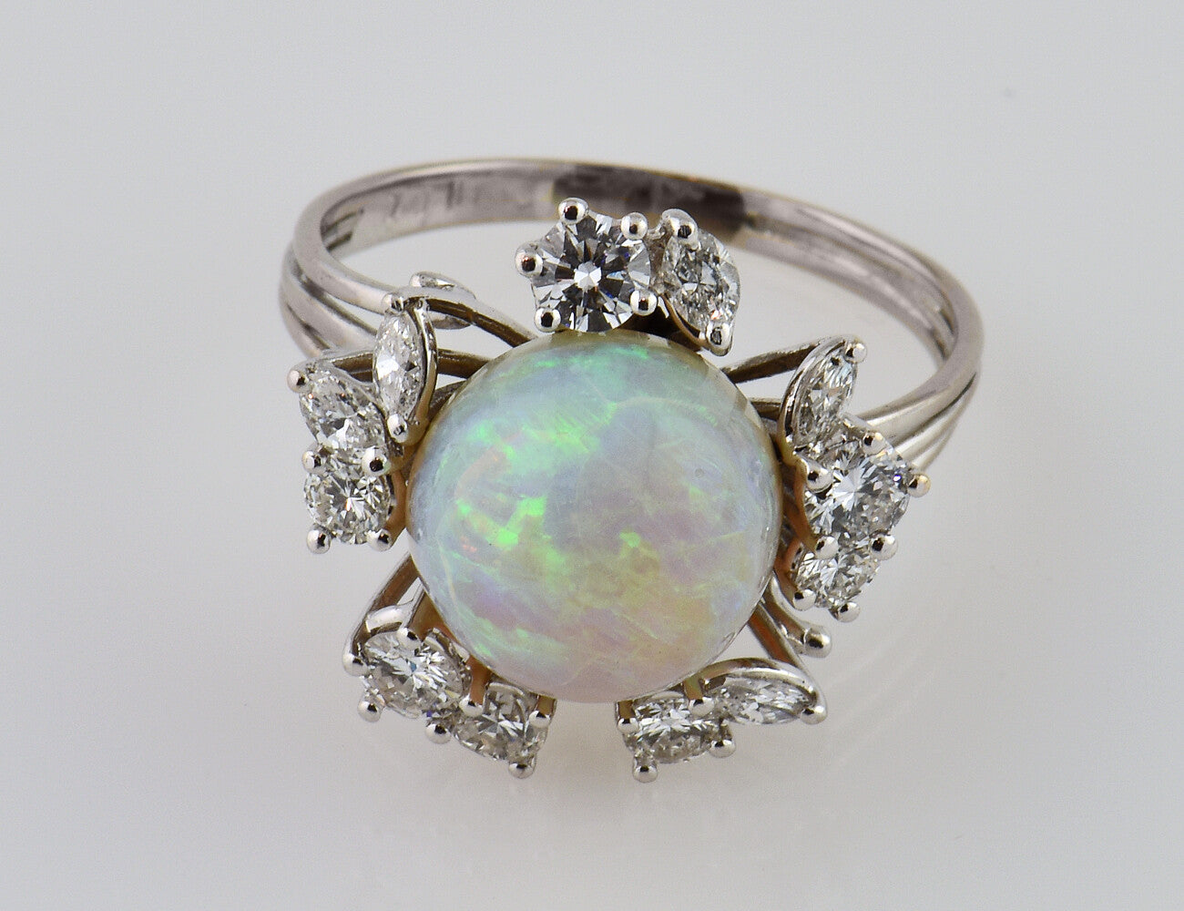 Opal Ring 750/000 18 K Weißgold, 12 Diamanten zus. 1,00 ct