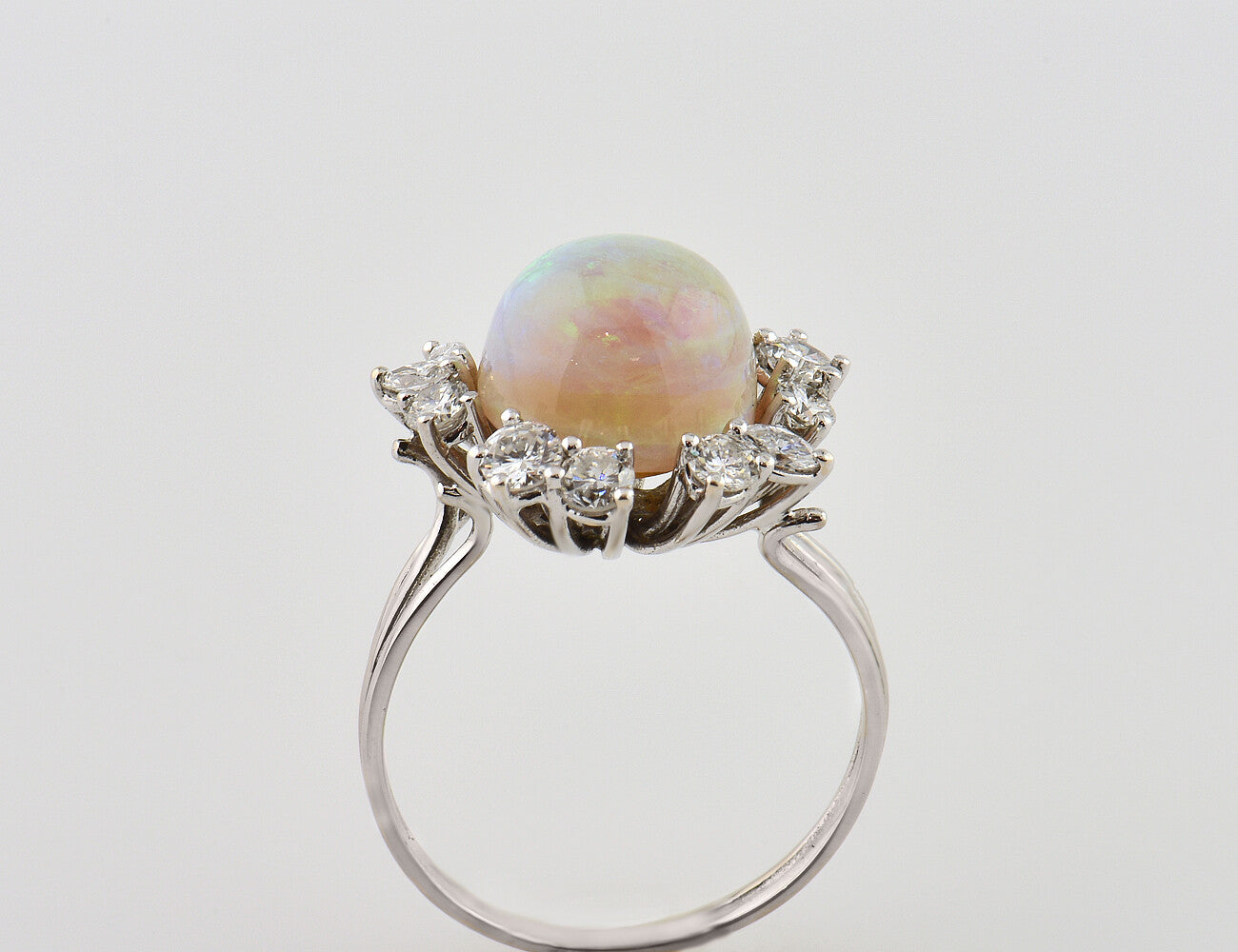 Opal Ring 750/000 18 K Weißgold, 12 Diamanten zus. 1,00 ct