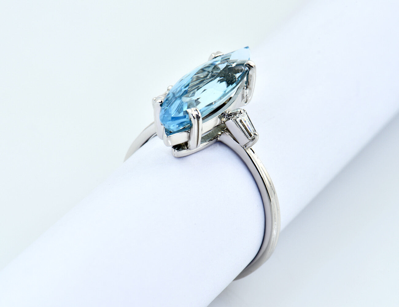 Topas Ring 750/000 18 K Weißgold, 2 Diamanten zus. 0,18 ct
