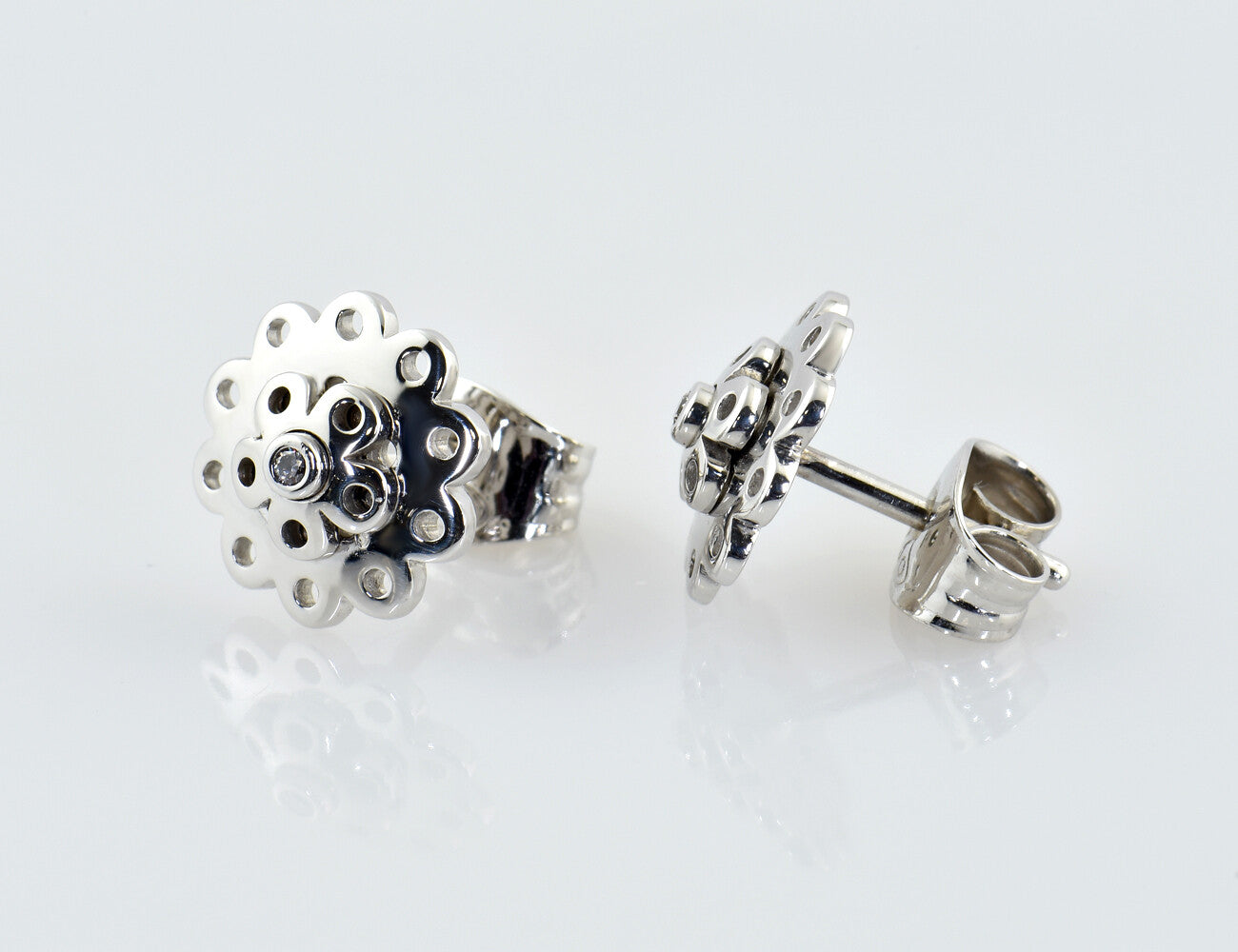 Ole Lynggaard ear studs 750/000 18 K white gold, 2 diamonds total 0.02 ct