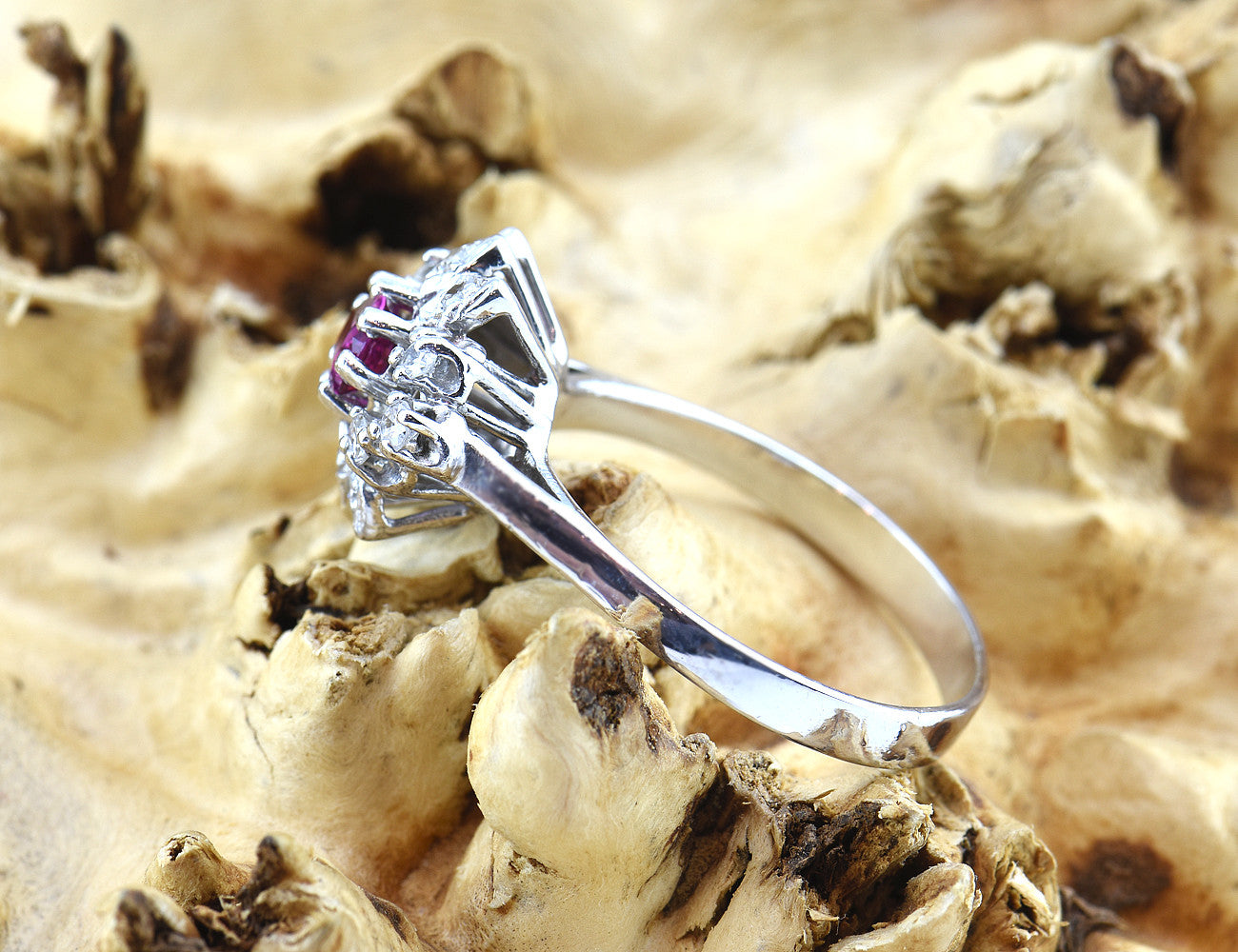 Rubin Ring 585 14 K Weißgold, 12 Diamanten zus. 0,23ct