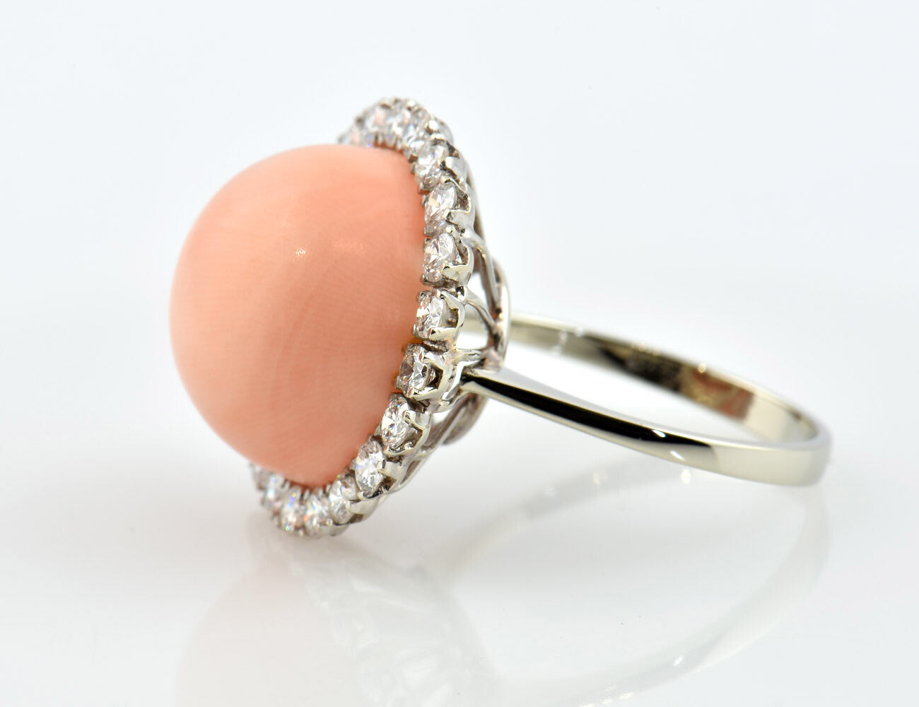 Ring Koralle 750/000 18 K Weißgold 23 Brillanten zus. 1,00 ct